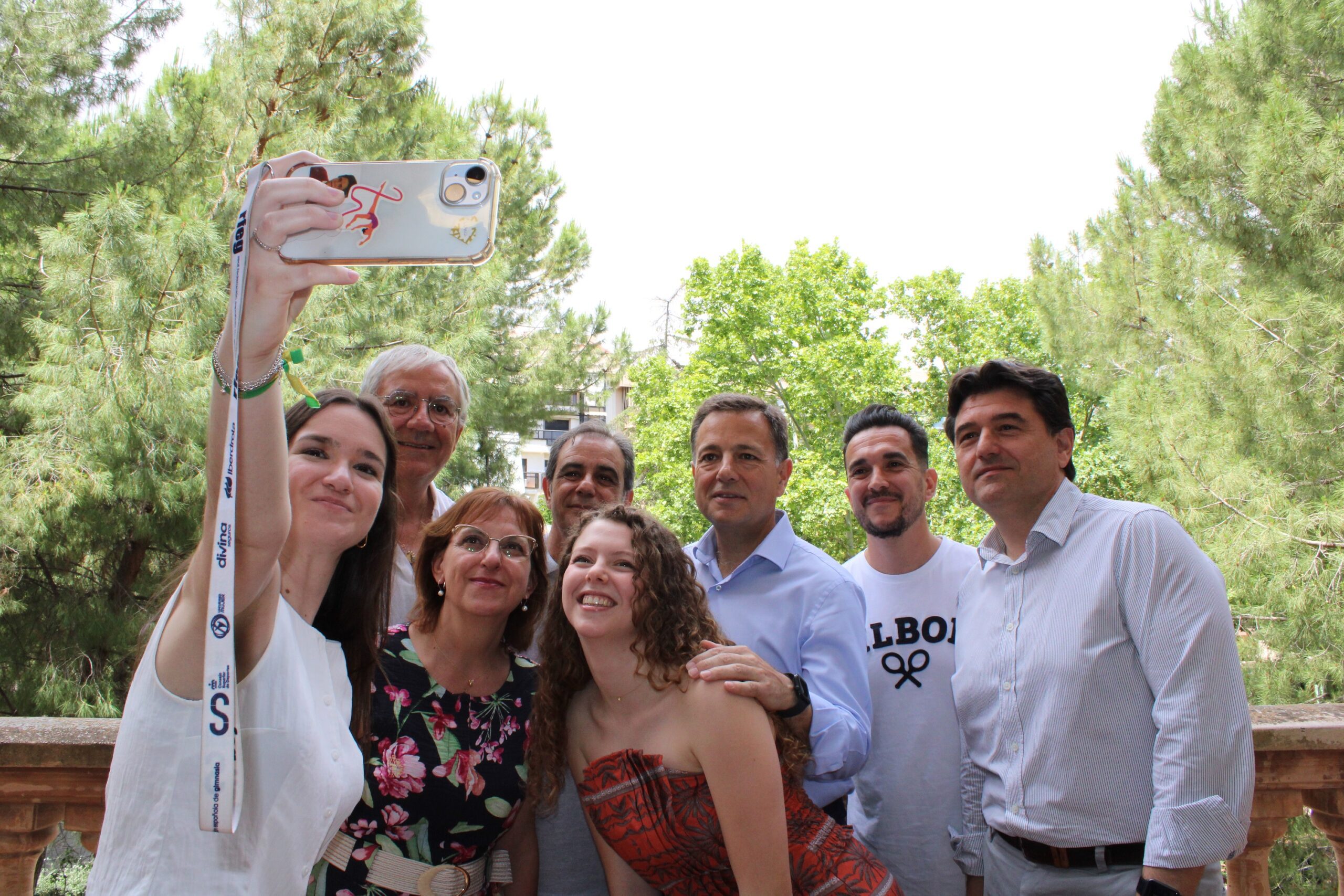 17 de junio de 2025. El alcalde de Albacete, Manuel Serrano, ha felicitado a las tres parejas de Manchegos y Manchegas que representarán a la Feria 2025 y a nuestra ciudad durante el acto celebrado en el salón de Plenos, acompañado por el concejal de Feria, Francisco Navarro, la presidenta de la Fava, Carmen Sánchez, representantes de la Asociación de Manchegos y Manchegas de la Feria y otros miembros de la Corporación. Manuel Serrano ha anunciado que las tres parejas seleccionadas están formadas por María Benita Delgado Moreno y Gabriel González Escribano, que son matrimonio y se han presentado como pareja, así como a Mari Llanos Moreno del Hoyo y Rafael García Milla, y a Laura carrasco Sánchez y Juan Pedro Mínguez Parreño, que se han presentado de manera individual a la convocatoria de este año, asegurando que “vais a ser dignos representantes de la sociedad albaceteña, del carácter albaceteño y de nuestra Feria en honor a la Virgen de los Llanos, que es única y la mejor de toda España”. El alcalde ha agradecido a las 16 personas que este año se han presentado a este concurso, cuatro parejas y ocho a título individual (seis mujeres y dos hombres), que hayan dado un paso adelante para representar a su Feria y a su ciudad, orgullosos de su condición de albaceteños y albaceteñas. Un agradecimiento que Manuel Serrano ha hecho extensivo a los miembros del jurado, compuesto por representantes vecinales, de la Asociación de Manchegos y de todos los grupos políticos, así como de los servicios municipales, por el difícil trabajo que han llevado a cabo para seleccionar a las tres parejas entre todos los aspirantes, así como por la labor diaria que realizan para hacer que nuestra Feria, declarada de Interés Turístico Internacional, sea cada año mejor y más auténtica. El alcalde también ha dado las gracias a las tres parejas de Manchegos y Manchegas escogidas el pasado año por pasear con orgullo el nombre del Albacete, por su presencia constante y por transmitir “cómo sentimos los albaceteños y albaceteñas, cómo nos emocionamos, vibramos y vivimos nuestras tradiciones y la forma de celebrar nuestra Feria”. Según ha señalado Manuel Serrano, los Manchegos y Manchegas representan la esencia de nuestra Feria, el carácter abierto y acogedor de los albaceteños y albaceteñas y son una excelente carta de presentación de nuestra ciudad, recordando que de las tres parejas escogidas esta mañana saldrán los Manchegos de la Feria 2025 y los Manchegos de Honor 2025 durante el acto de proclamación que tendrá lugar de manera previa al inicio de nuestra Feria.