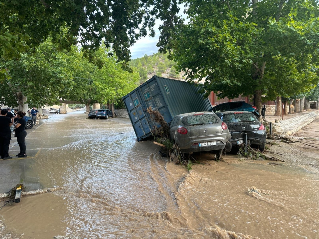 Vehículos arrastrados por la corriente tras lluvias en Alcalá del Júcar