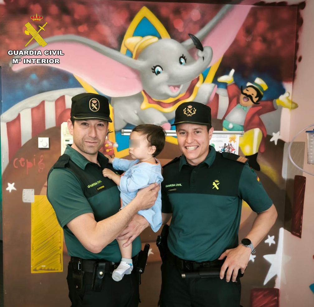 guardias civiles salvan a bebe