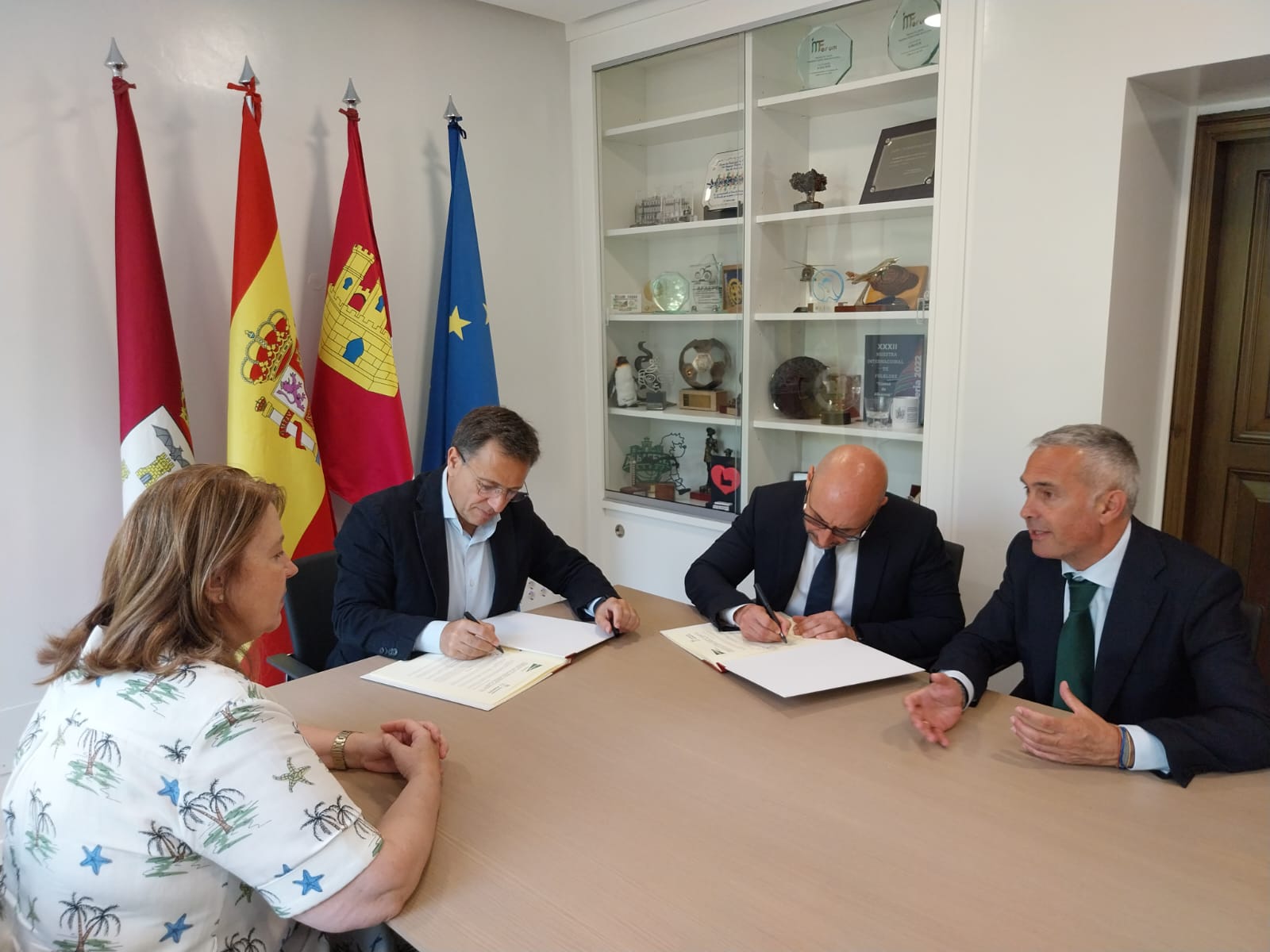 Firma-convenio-Ayuntamiento-y-El-Corte-Ingles