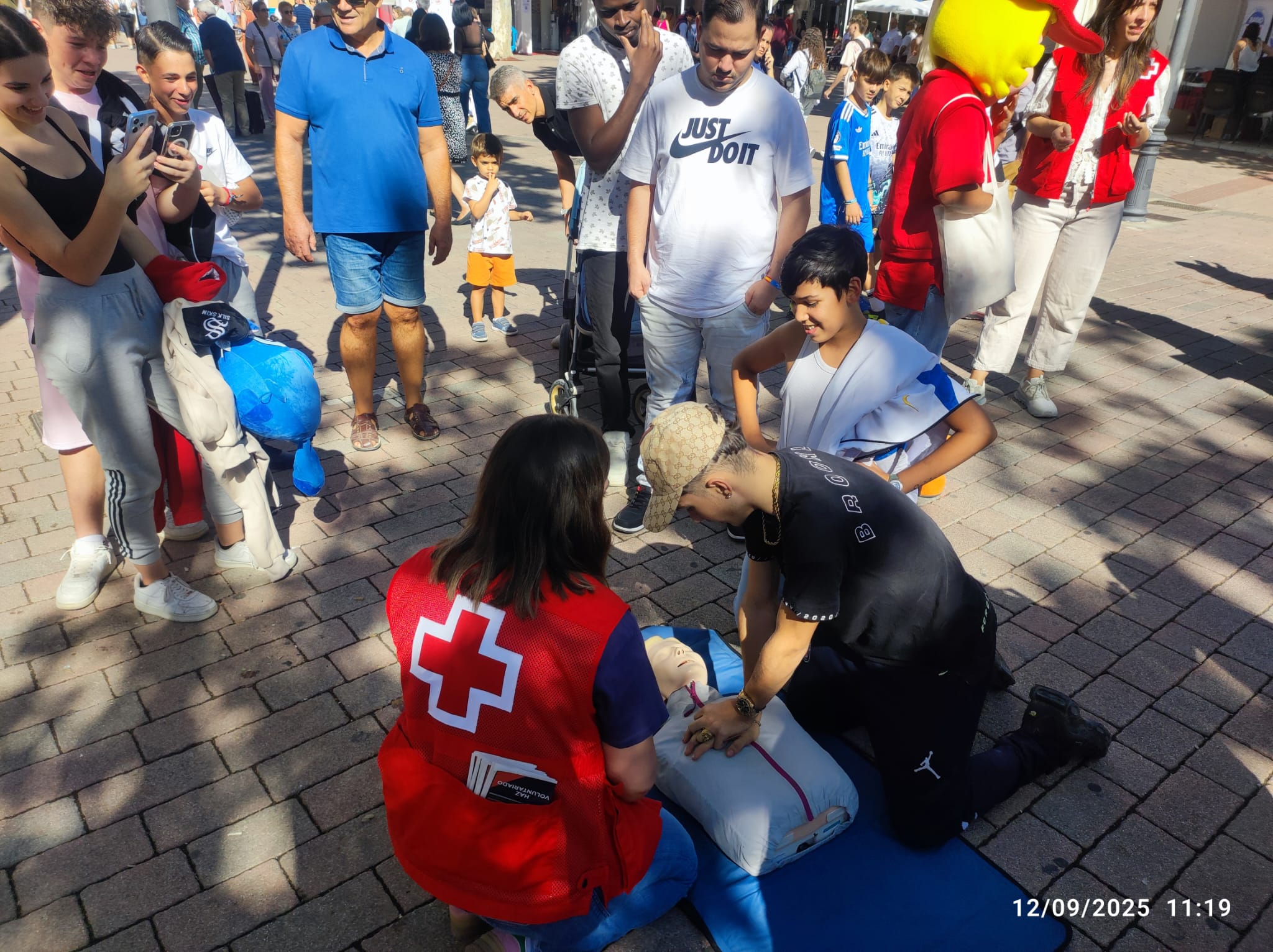 13 de septiembre de 2025. El Día Mundial de los Primeros Auxilios 2025, , coincide este año con la  Feria de Albacete, lo que ofrece una oportunidad perfecta para combinar concienciación ciudadana con el ambiente festivo local. Este año Cruz Roja en la Feria de Albacete 2025, ha realizado diversas  acciones divulgativas , incluyendo talleres de:  Reanimación cardiopulmonar (RCP)  Actuación ante quemaduras, golpes o atragantamientos  Prevención de accidentes domésticos Estas actividades abiertas al público y se desarrolladas en el stand de la FAVA, dentro del recinto ferial. Además, durante la Feria, Cruz Roja despliega un dispositivo sanitario especial para reforzar la atención prehospitalaria ante el aumento de visitantes Este año, la atención de las Sociedades Nacionales de la Cruz Roja y la Media Luna Roja se centra en la relación entre los primeros auxilios y el cambio climático, bajo el lema “Salvando vidas en un clima cambiante”. Y es que el cambio climático supone uno de los desafíos a los que se enfrenta la humanidad, cuyos efectos se manifiestan en el aumento de las frecuencias e intensidad de fenómenos meteorológicos extremos, como las olas de calor, las tormentas, las inundaciones, las sequías y los incendios forestales. Estos eventos, que amenazan la seguridad y el bienestar de las Prensa Cruz Roja Española –Cristina Plaza: 669043323 www.cruzroja.es / www.facebook.com/CruzRoja.es / TW e IG: @CruzRojaEsp poblaciones, tienen un impacto directo en la salud humana y requieren de una adaptación rápida y eficaz de los sistemas de respuesta a emergencias. En este contexto, los primeros auxilios desempeñan un papel crucial en la prevención y gestión de situaciones de emergencia. De hecho, la formación en primeros auxilios no solo consiste en aprender habilidades técnicas, sino que también crea conciencia sobre los riesgos medioambientales y promueve comportamientos preventivos. En 2024, Cruz Roja Española formó en Primeros Auxilios a cerca de 112.200 personas (de las que 89.783 eran externas a la Organización), a través de los 6.911 cursos impartidos en esta materia (de ellos, 5.849 para la población general). Preparación y resiliencia Coincidiendo con la celebración de este Día Mundial y el lema elegido para 2025, Cruz Roja incide en que la formación en primeros auxilios, adaptada a las turbulencias medioambientales, supone una herramienta clave para fortalecer la resiliencia de la comunidad. Y es que una comunidad bien formada es una comunidad más resiliente, capaz de minimizar el impacto de las crisis y actuar rápidamente para salvar vidas. La capacitación específica para desastres abarca no sólo las técnicas de primeros auxilios, sino también la evaluación de riesgos y el manejo del estrés en situaciones de alta presión. En el caso de un huracán o una inundación, por ejemplo, la capacidad de reconocer los signos de hipotermia o brindar atención de emergencia a una víctima de ahogamiento, siempre que se cuente con estos conocimientos, puede salvar vidas. Por otra parte, la capacitación debe incorporar protocolos adaptados localmente, creando conciencia sobre los riesgos específicos de la región y los recursos disponibles. Prensa Cruz Roja Española –Cristina Plaza: 669043323 www.cruzroja.es / www.facebook.com/CruzRoja.es / TW e IG: @CruzRojaEsp En definitiva, invertir en formación específica y desarrollar planes de acción comunitaria significa construir una comunidad capaz de salvaguardar a sus miembros y mitigar el impacto humano y material de los daños ambientales. Innovación tecnológica y primeros auxilios Las innovaciones tecnológicas y los recursos digitales suponen una herramienta esencial para impulsar la difusión de los primeros auxilios. Por ello, la Federación Internacional de la Cruz Roja y de la Media Luna Roja pone a disposición de la ciudadanía una Aplicación Universal de Primeros Auxilios, gratuita y multilingüe, que permite aprender técnicas básicas de primeros auxilios y recibir instrucciones durante emergencias, incluso en ausencia de ayuda inmediata. Esta aplicación es accesible para personas de todas las edades, y no requiere de conocimientos previos en primeros auxilios. A través de ella, las personas usuarias serán guiadas paso a paso, convirtiéndose en participantes activas de su seguridad mientras esperan asistencia profesional, ya sea durante accidentes cotidianos o después de un desastre. Por otra parte, Cruz Roja Española cuenta con una amplia cartera de cursos y talleres de primeros auxilios, tanto presenciales como online. Para conocer fechas, horarios y detalles de estos cursos, se puede consultar aquí ​ Sobre Cruz Roja Española Cruz Roja Española pertenece al mayor movimiento humanitario del mundo. Colabora con entidades públicas y privadas para que la ayuda llegue a todas las personas que lo necesitan, en cualquier lugar y en el momento oportuno. Su misión es prevenir y aliviar el sufrimiento humano, proteger la vida y la salud y hacer respetar a las personas.   Sus más de 231.000 personas voluntarias dan respuesta en 1.263 municipios, lo que permite atender anualmente a más de 11,6 millones de personas en los ámbitos nacional Prensa Cruz Roja Española –Cristina Plaza: 669043323 www.cruzroja.es / www.facebook.com/CruzRoja.es / TW e IG: @CruzRojaEsp e internacional. Todo ello con el apoyo de cerca de 1,3 millones de personas socias, empresas y alianzas en todos los sectores de la sociedad.   Cruz Roja Española ha puesto en marcha un Plan de Respuesta para hacer frente a los efectos de la DANA, con una ejecución continuada en los próximos tres años que tiene como objetivo principal contribuir a la recuperación, la construcción de resiliencia y el bienestar físico, emocional y social de las personas y comunidades afectadas. El plan, con el que se pretende llegar a unas 100.000 personas, se está ejecutando en tres fases: la primera, ya realizada, de respuesta inmediata; una segunda vinculada a la recuperación para la vuelta a la normalidad, y una tercera de fortalecimiento y resiliencia para asegurar que las comunidades y las personas sean más fuertes y estén preparadas ante posibles eventos futuros de emergencias o catástrofes.    Cruz Roja Española continúa su trabajo contra todas las formas de vulnerabilidad, adaptándose y anticipándose a los escenarios de futuro, abierta a la población general, incidiendo en la contribución firme y consistente a los Objetivos de Desarrollo Sostenible y la Agenda 2030.   Cruz Roja Española pertenece al Movimiento Internacional de la Cruz Roja y de la Media Luna Roja, presente en 191 países. Actúa siempre bajo sus siete Principios Fundamentales: Humanidad, Imparcialidad, Neutralidad, Independencia, Carácter Voluntario, Unidad y Universalidad.