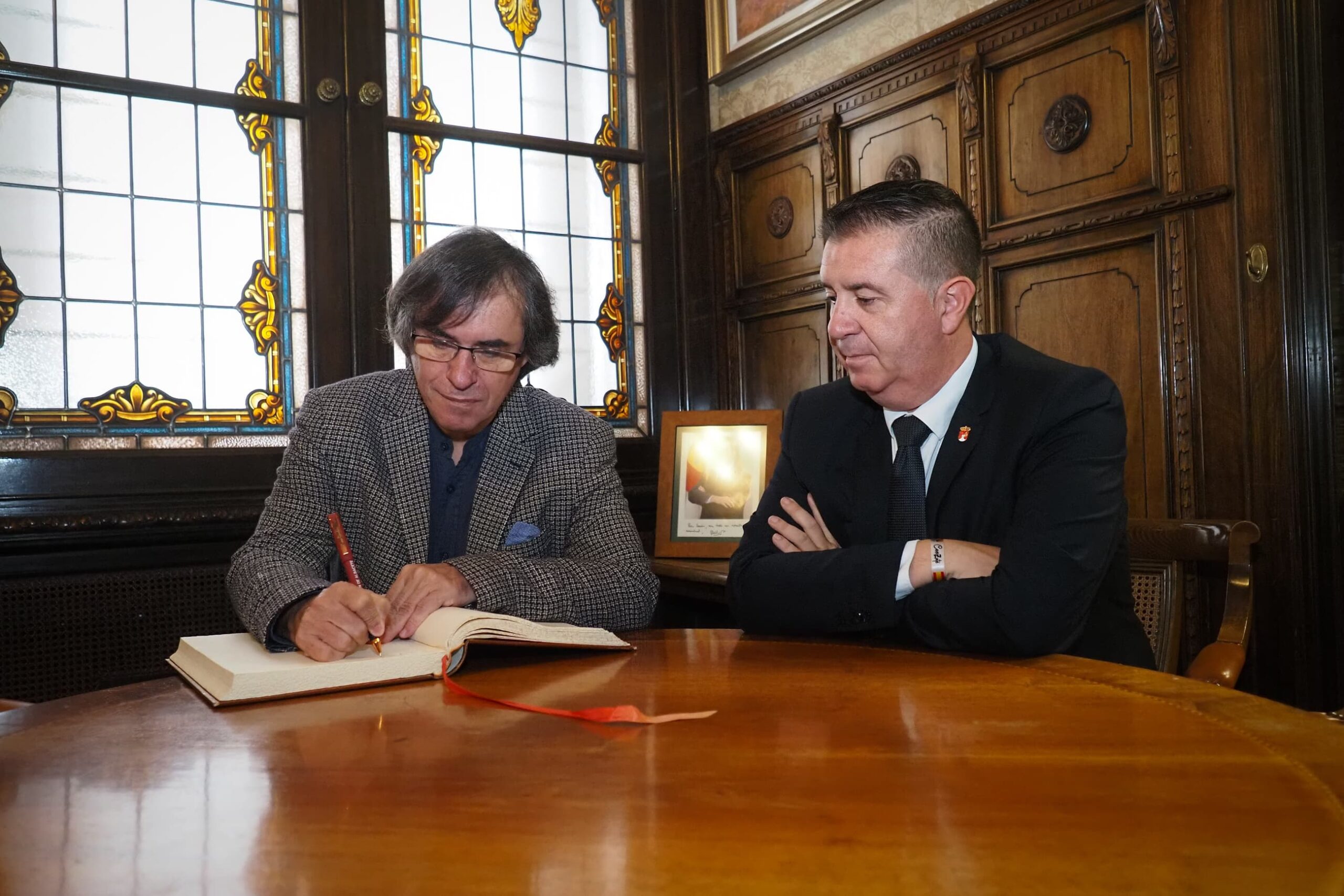 Cartarescu firma en el Libro de Honor de la Dipualba