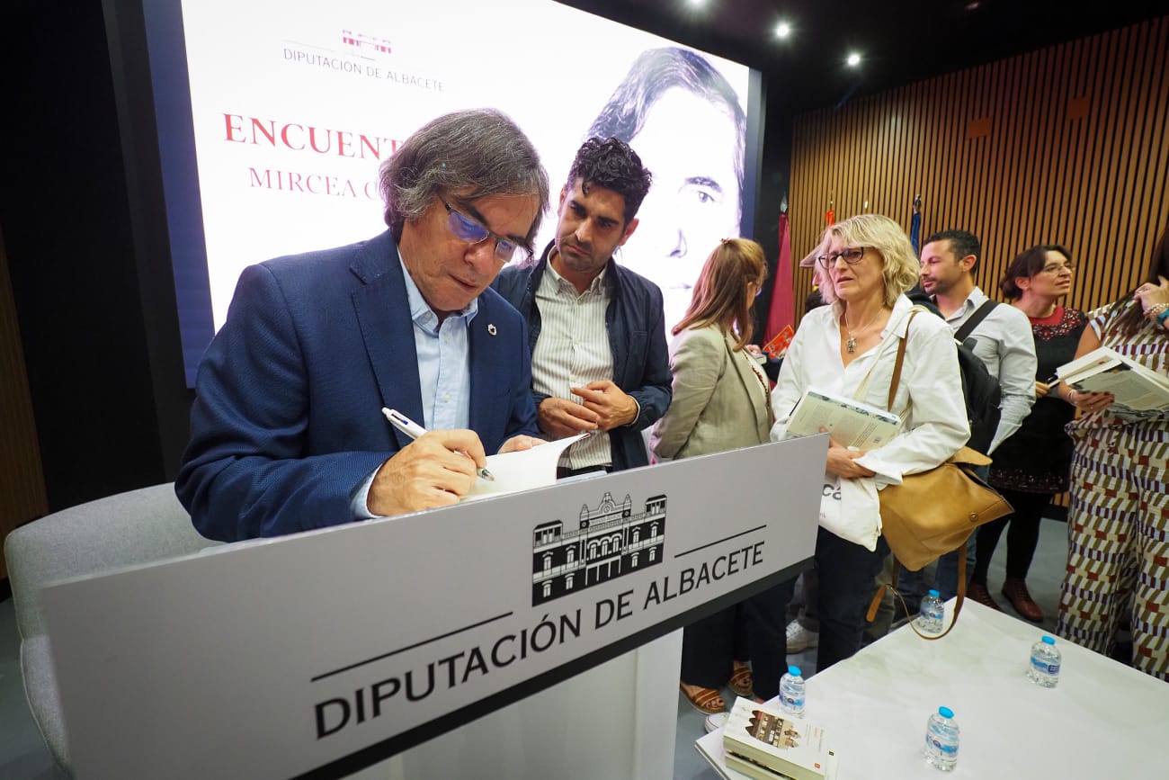 El autor firmando un libro al diputado de lo Social