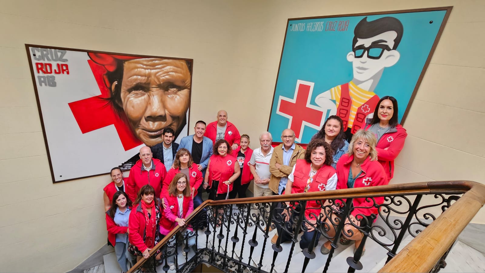 Foto de grupo con profesionales y voluntariado de Cruz Roja