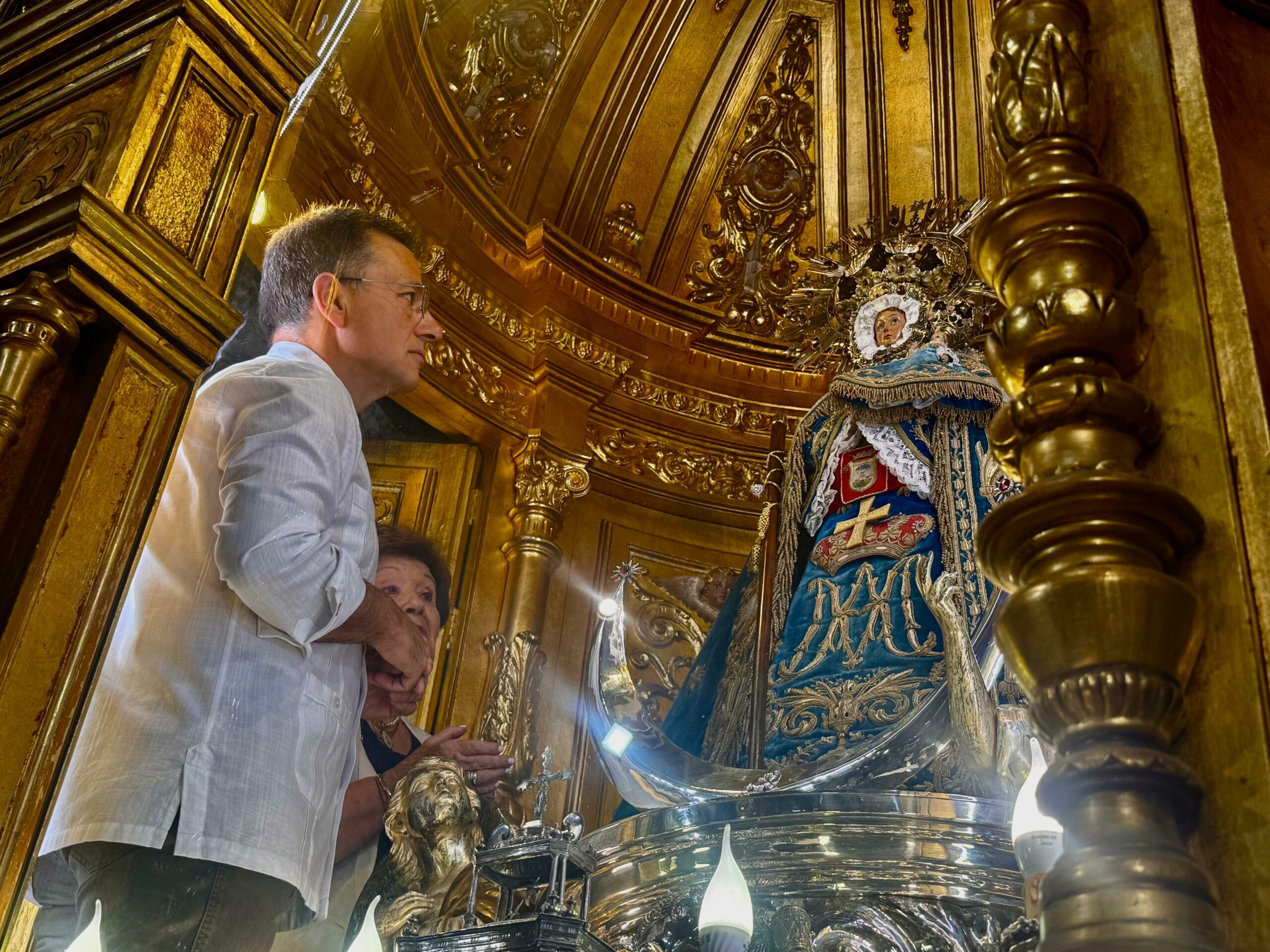 Foto.Colocación bastón a la Virgen de Los Llanos 2025 (7)