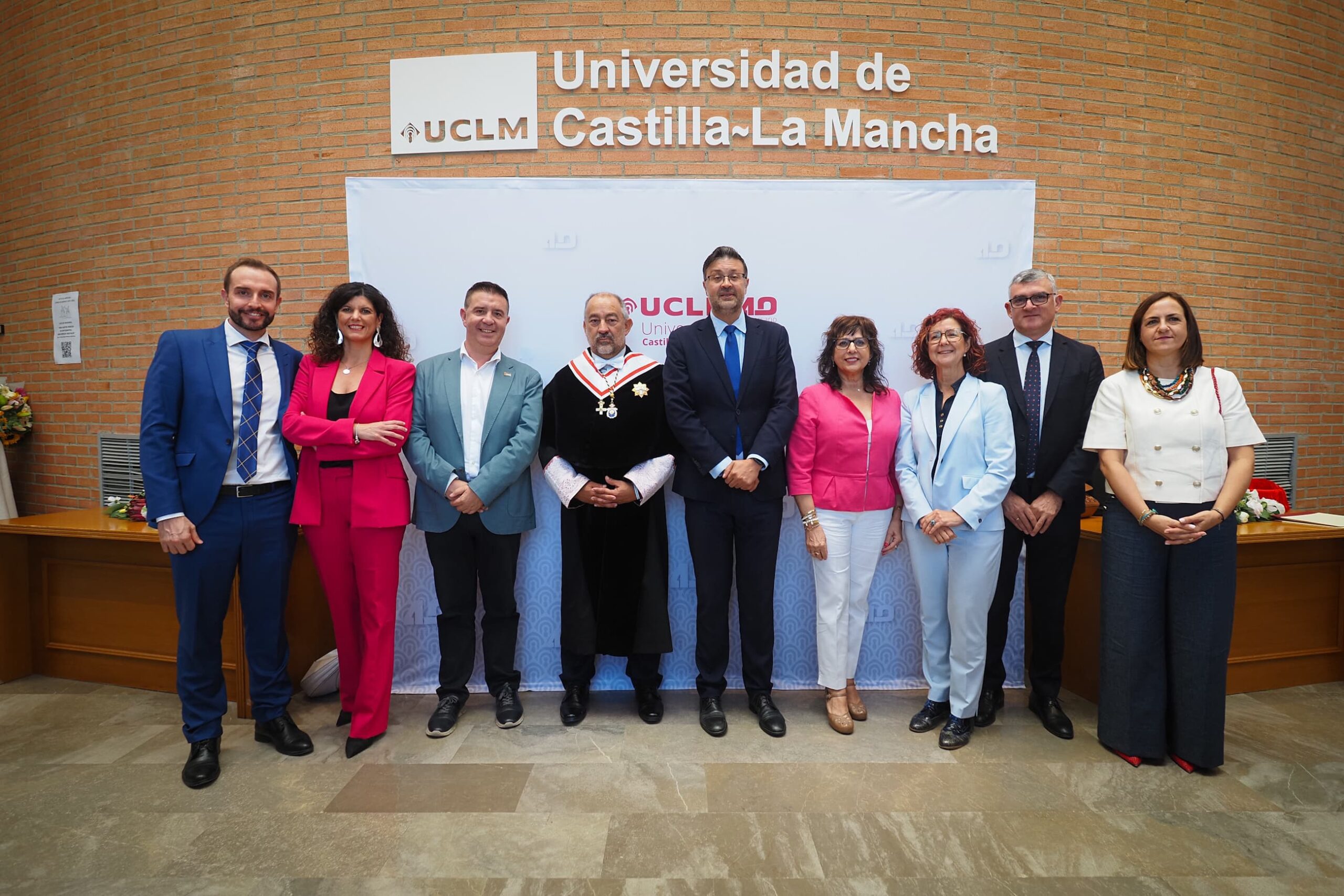 Imagen de grupo en el photocall junto al rector