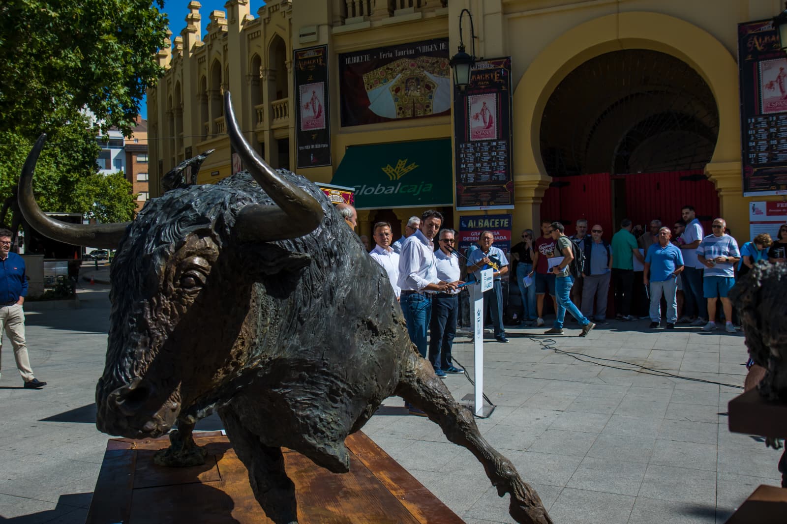escultura toro en la plaza de toros