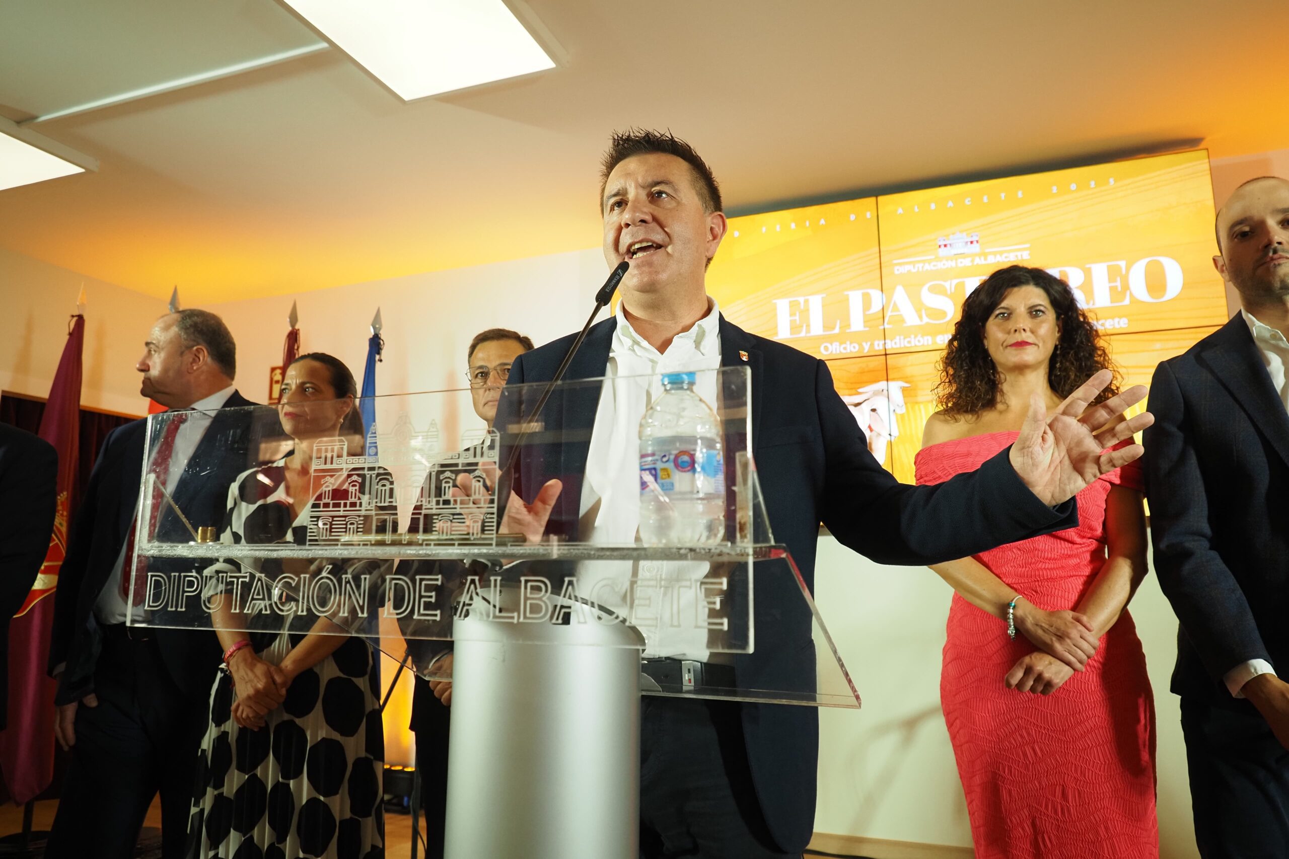 Presidente provincial inaugurando el stand