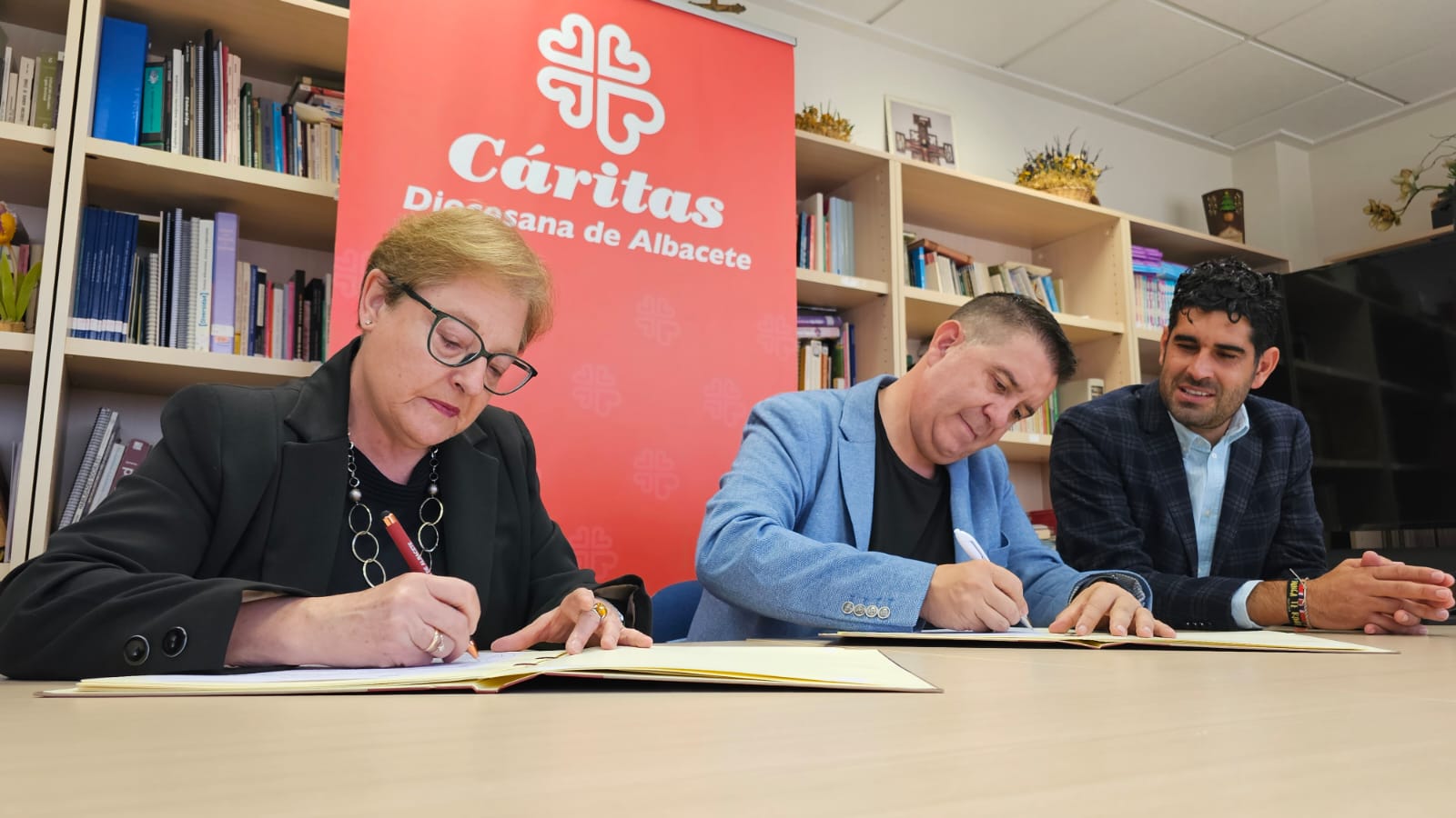 Firma convenio Dipualba y Caritas 2025