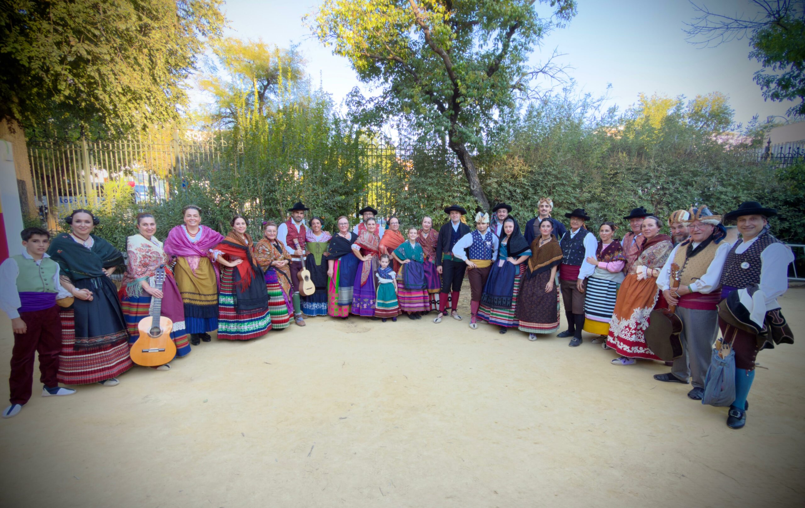 Foto de grupo Encuentro Folklore en Sevilla
