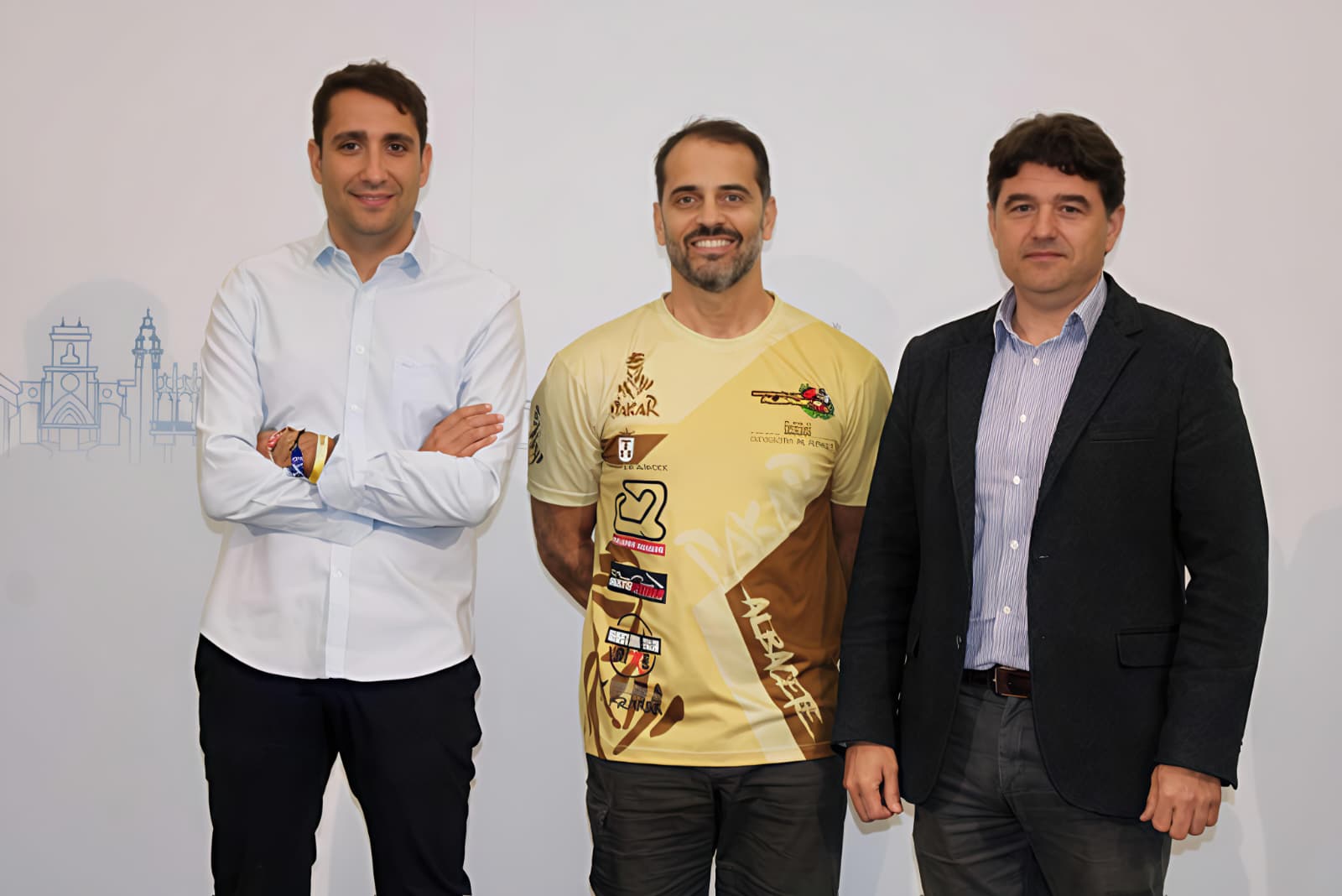 Foto.Francisco Navarro y Daniel Sancha con el piloto albaceteño Juan Carlos Torres Maxia