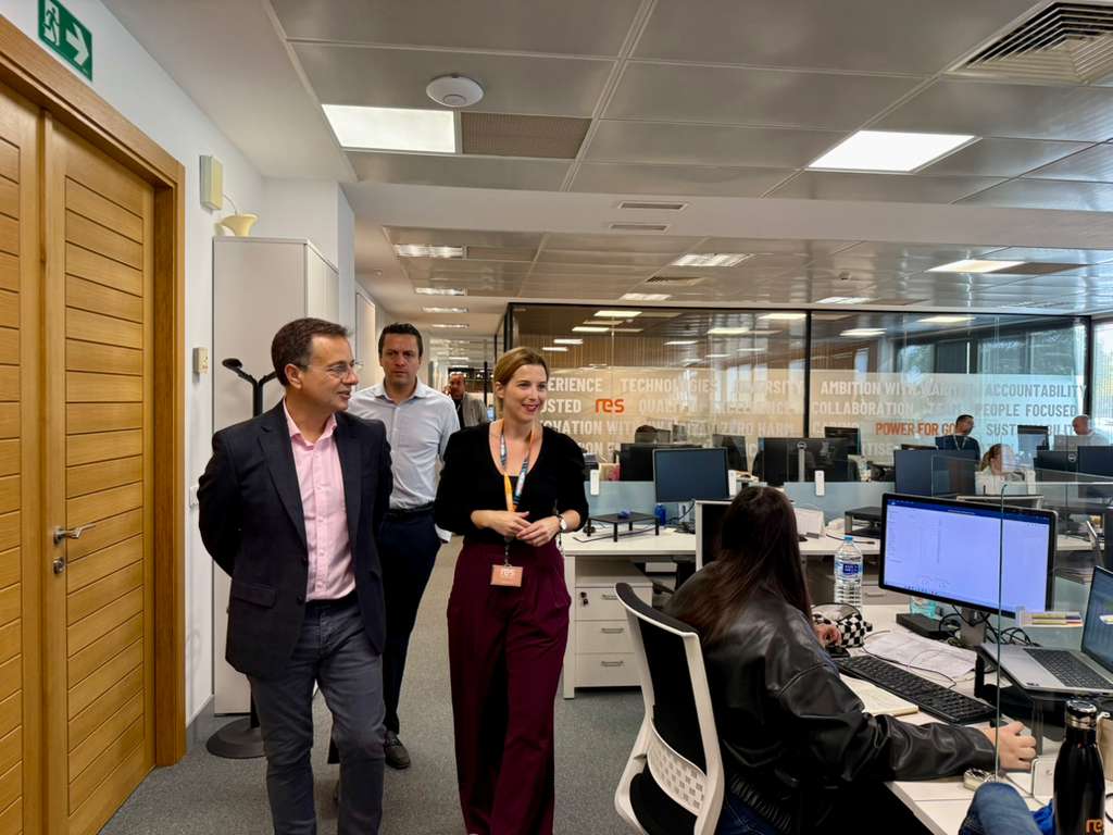 Foto.Manuel Serrano visita la empresa RES (3)
