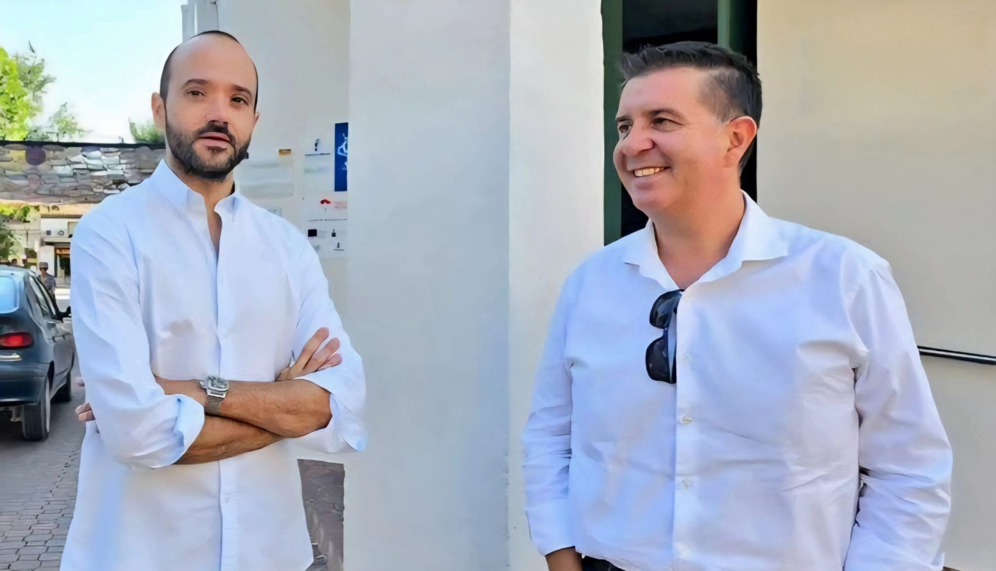Imagen del presidente junto al vicepresidente en una visita a obras en un municipio de la provincia