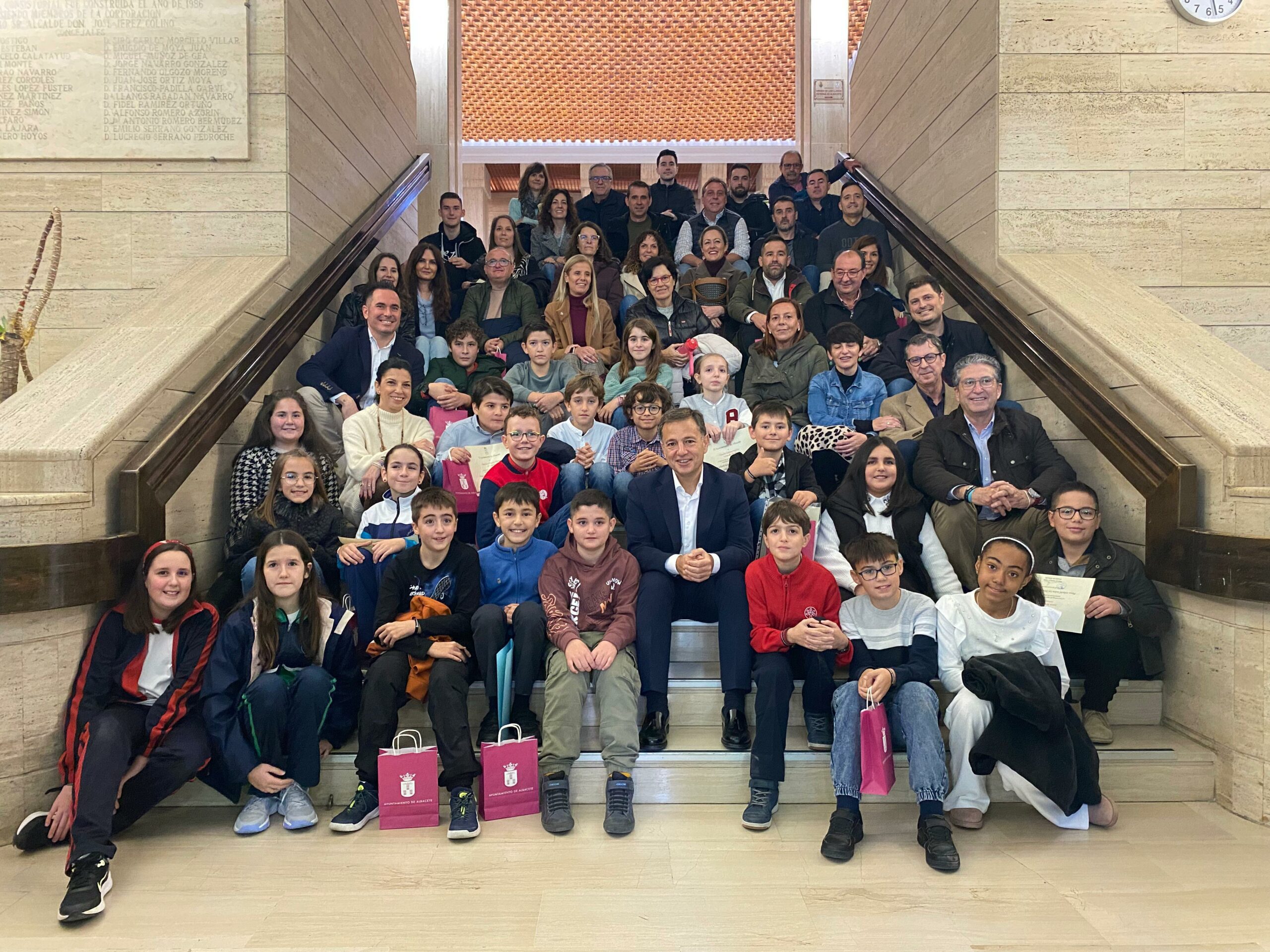 archivo alcalde con niños