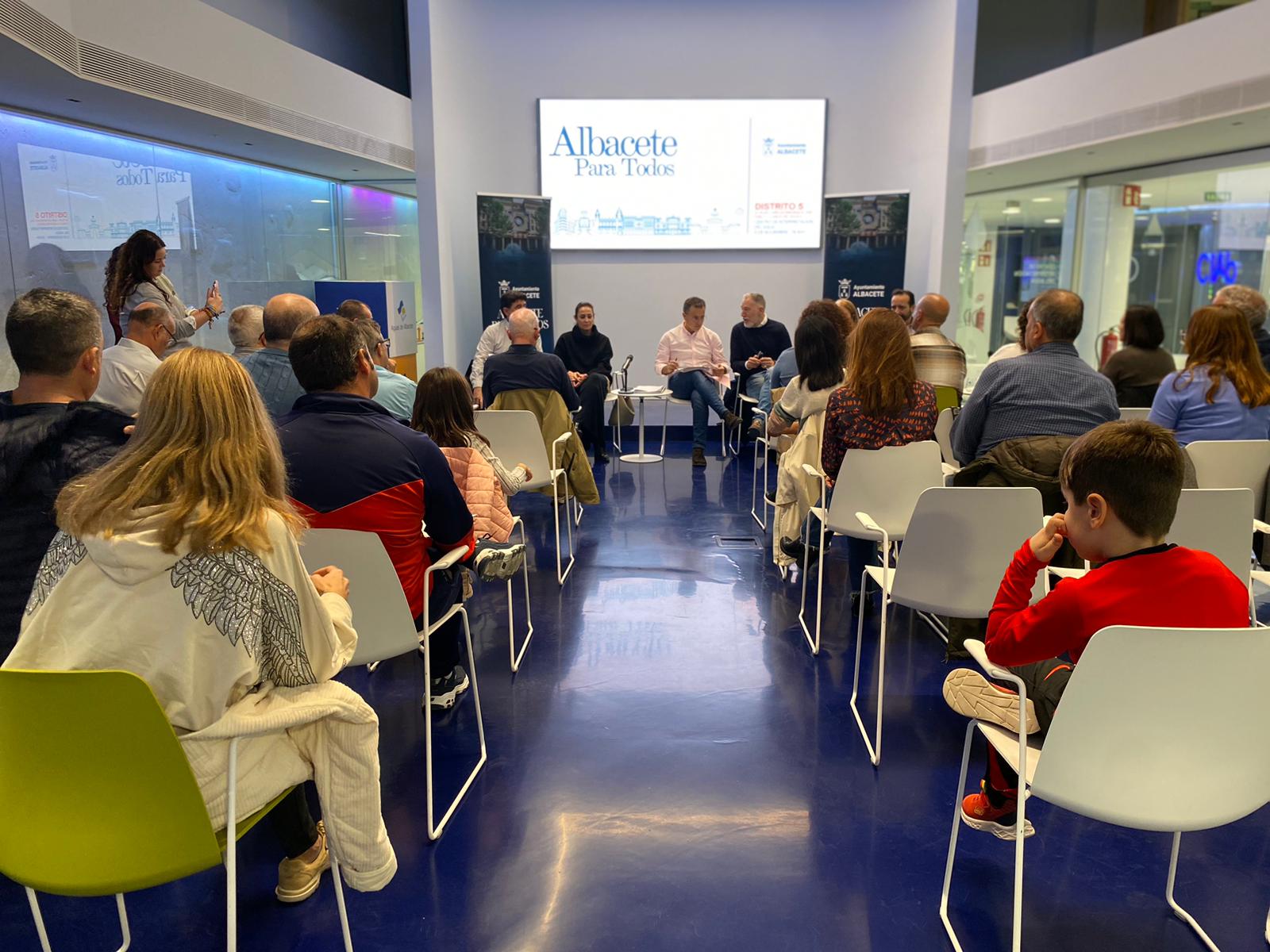 Foto.Reunión Distrito 5. Albacete para todos (7)