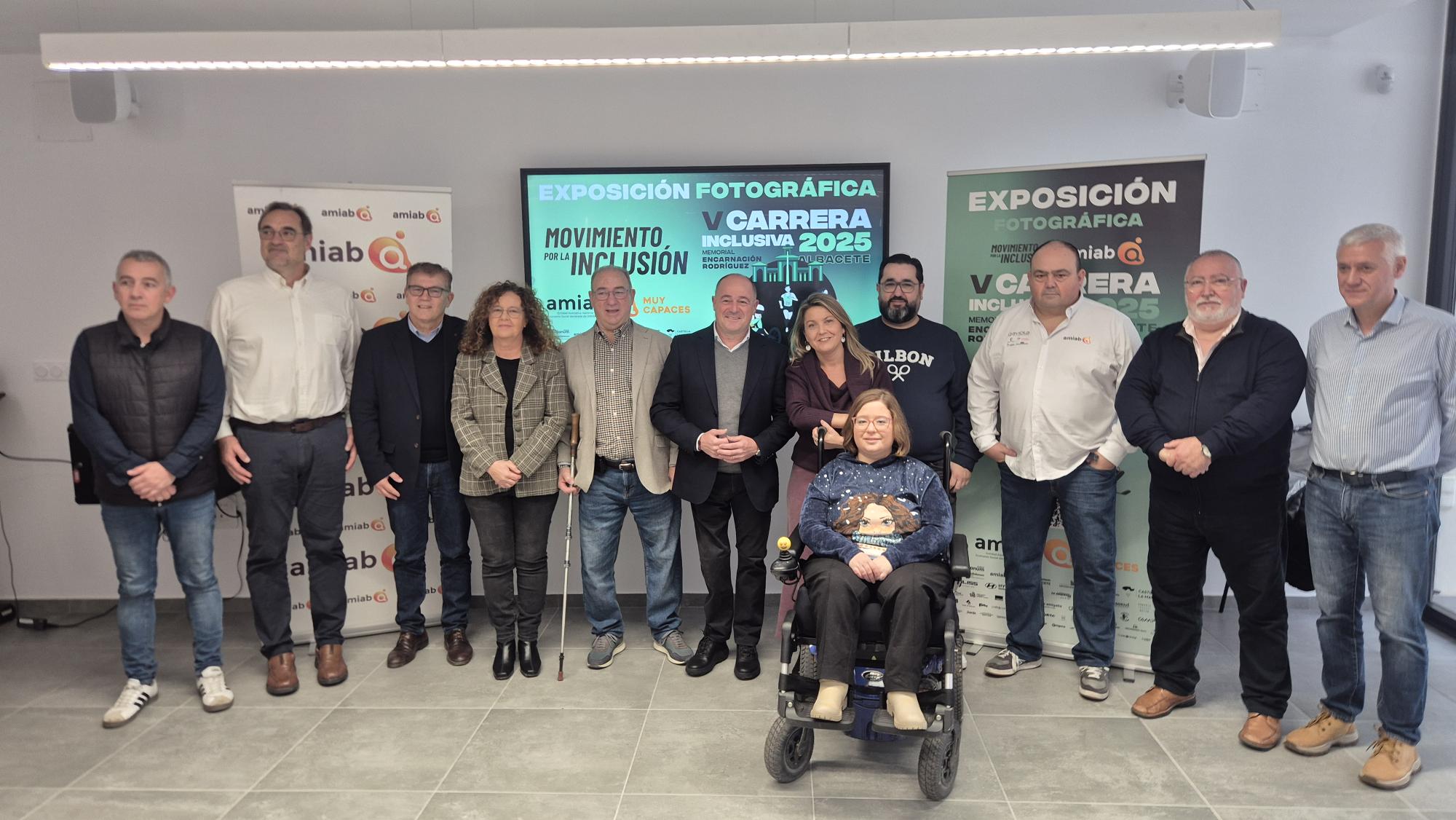 exposición de fotos sobre la carrera Inclusiva de Amiab