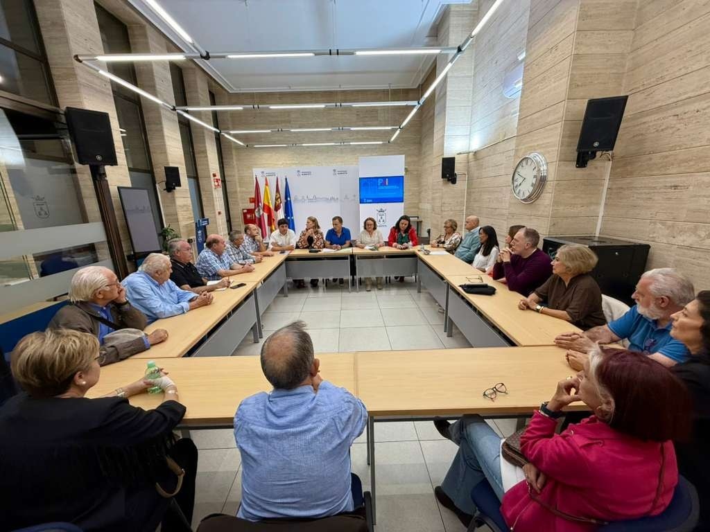 Foto archivo presentación proyecto a las AAVV de Fátima y Franciscanos