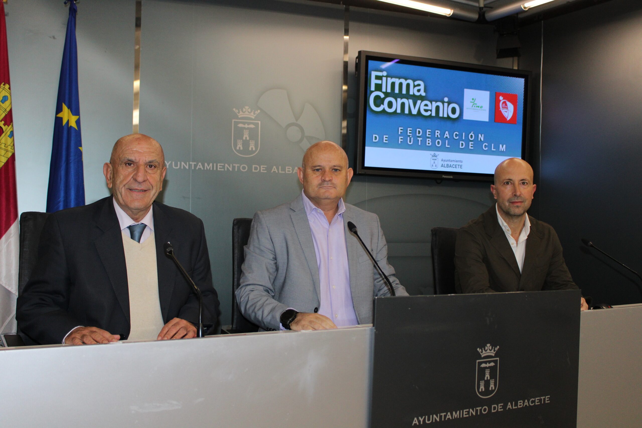 Foto.Presentación convenio IMD y la Federación de Fútbol de CLM (2)