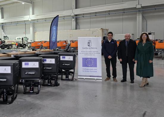 Castilla-La Mancha entrega extendedoras de sal a las agrupaciones de Protección Civil