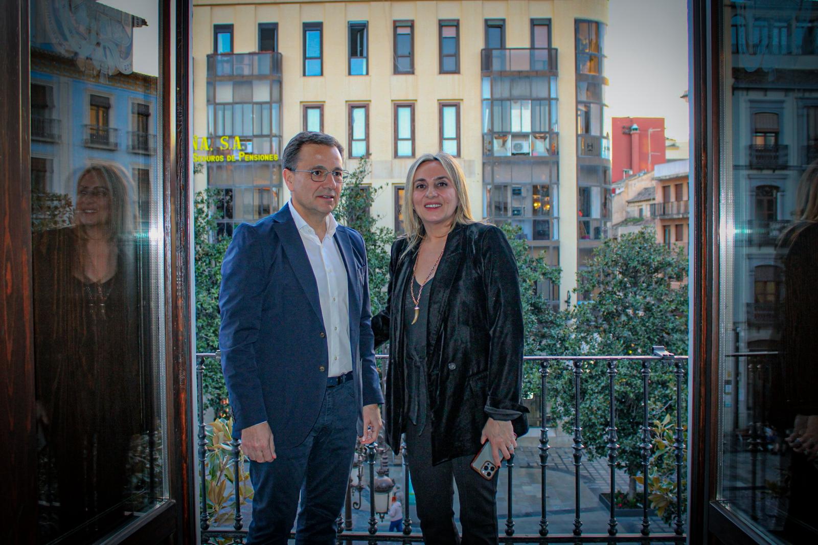 Foto Reunión Manuel Serrano con alcaldesa de Granada (4)