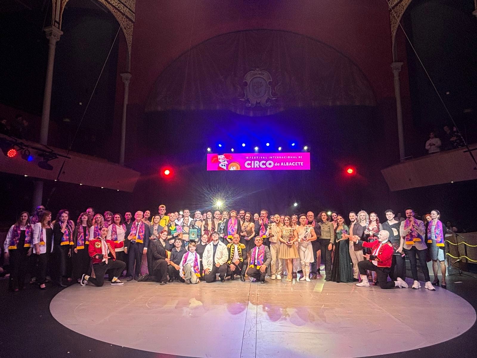 Foto de familia XIX Festival Internacional de Circo