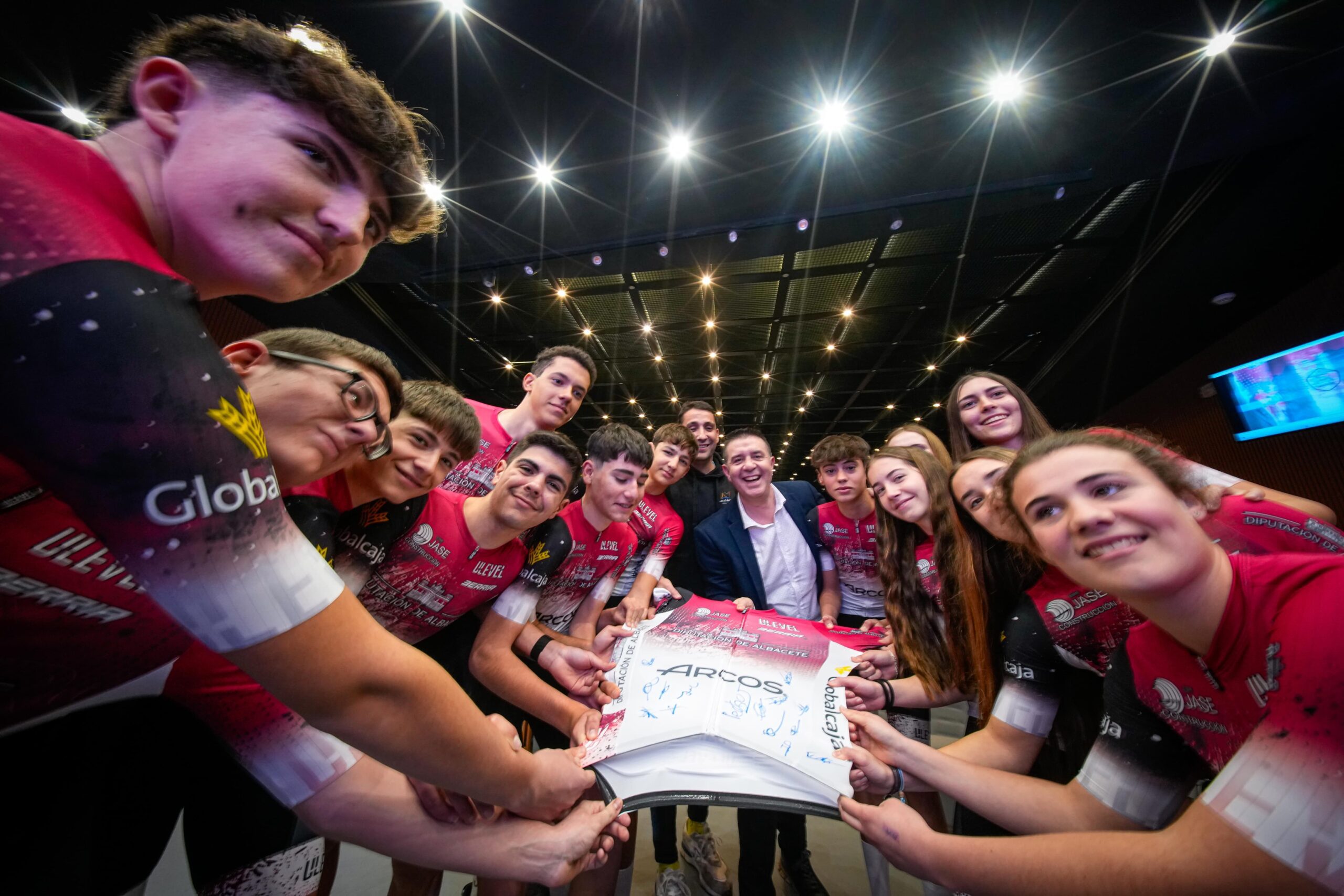 Foto interior con maillot firmado por ciclistas