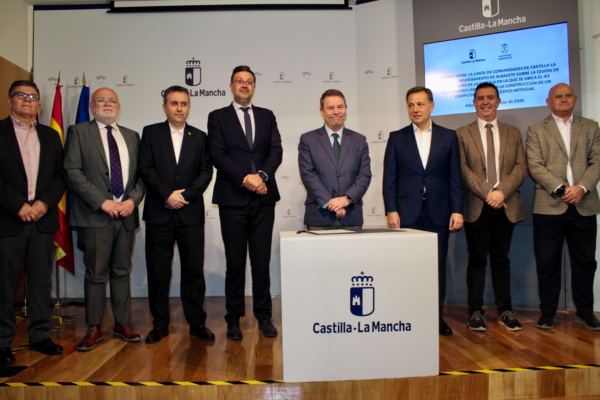 firma el convenio con la Junta para construir un nuevo campo de fútbol en la Universidad Laboral