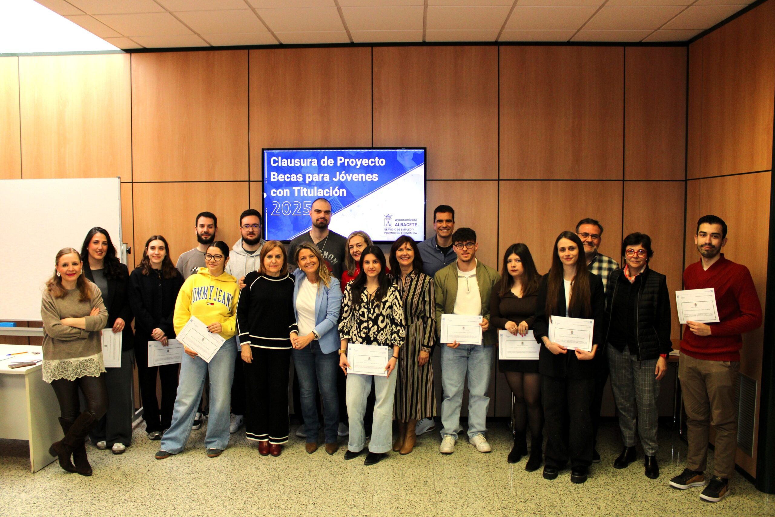 Foto.Entrega diplomas becas para jóvenes titulados (2)
