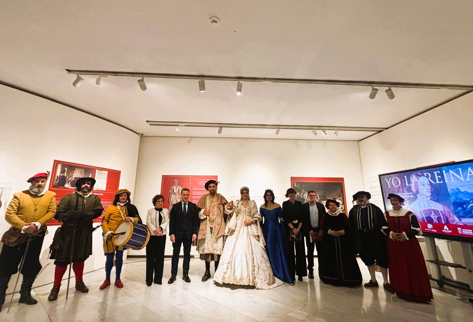 Foto.Inauguración exposición 'Yo, la reina' (14)