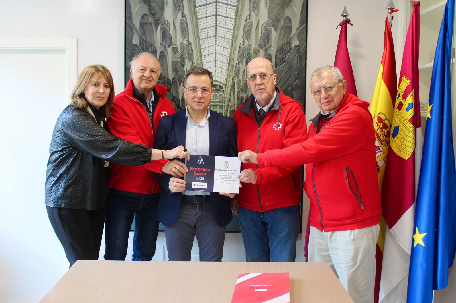 Foto.Reconocimiento Cruz Roja al Ayuntamiento por sus 40 años como entidad socia (2)