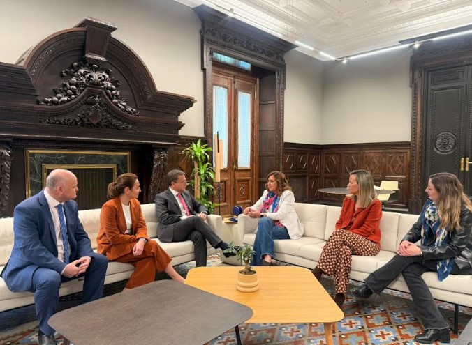 Foto reunión trabajo Manuel Serr ... encia María José Catalá