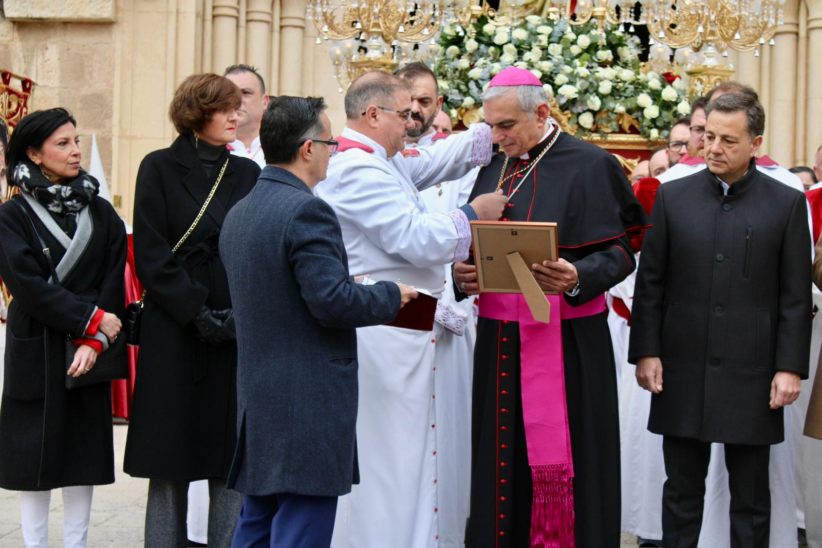 Foto.Nombramiento cofrade de honor al obispo de la Cofradía de San Juan Evangelista (19)