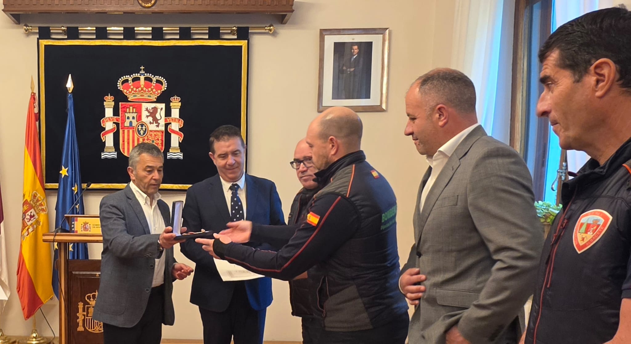 Instante en la que Fernando Marco, profesional del SEPEI, recoge la medalla