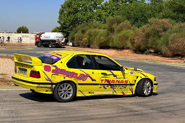 Imagen de la primera jornada del 2Fast2Events en el Circuito de Albacete con público y coches en la pista