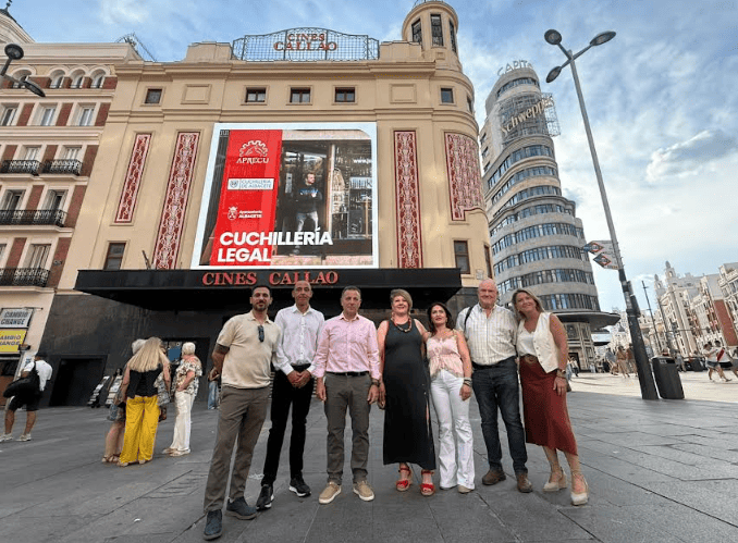 Pantalla digital en la Gran Vía de Madrid con la campaña de promoción de la cuchillería albaceteña