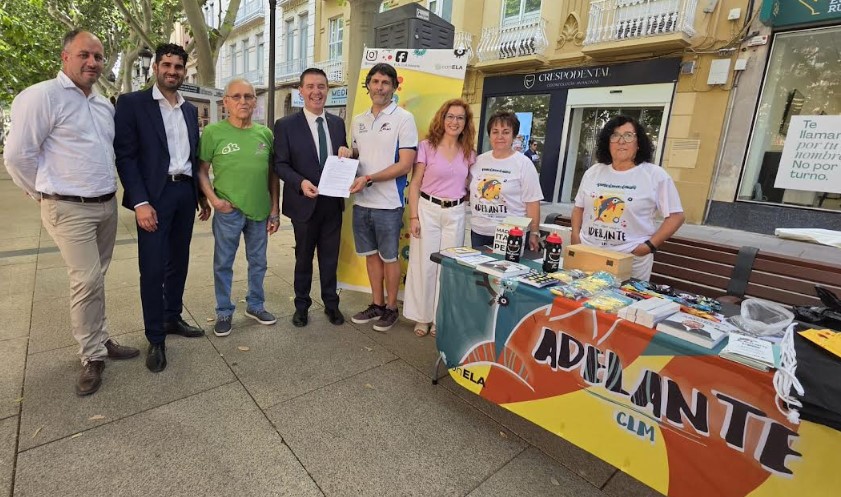 Mesa informativa de AdELAnte Castilla-La Mancha frente al Palacio Provincial de Albacete
