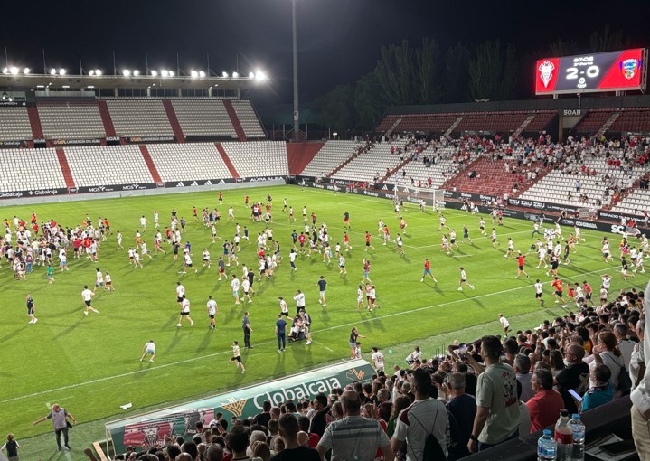 Jugadores del Atlético Albacete celebrando el ascenso a Segunda RFEF en el Carlos Belmonte