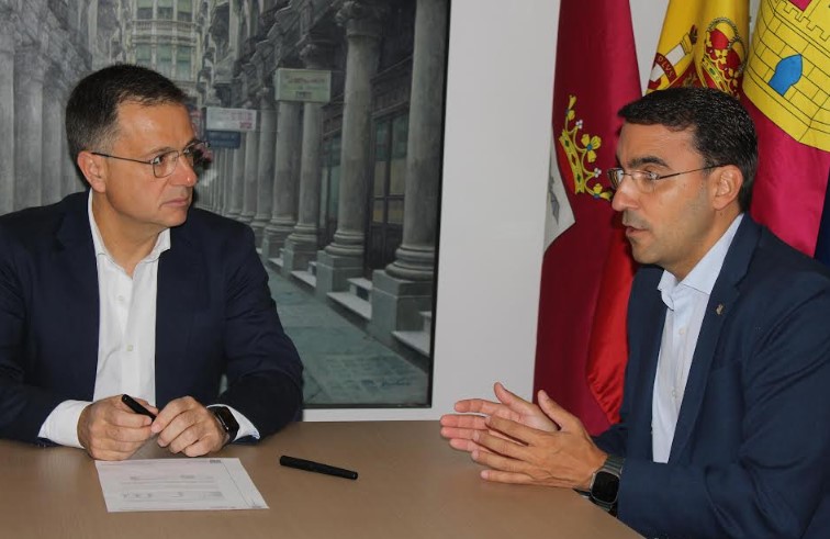 Manuel Serrano y Pedro Palacios firmando el crédito de 23 millones en el Ayuntamiento de Albacete