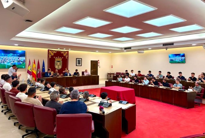 El alcalde Manuel Serrano con los jugadores del Atlético Albacete en el Ayuntamiento