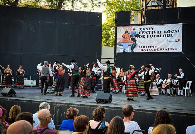 Actuación del Grupo de Coros y Danzas El Trillo en el Festival de Folklore San Juan