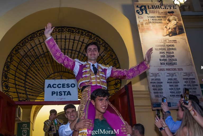 Álvaro Castillo y Juan Zamora saliendo en hombros en la plaza de toros de Albacete tras la novillada de San Juan