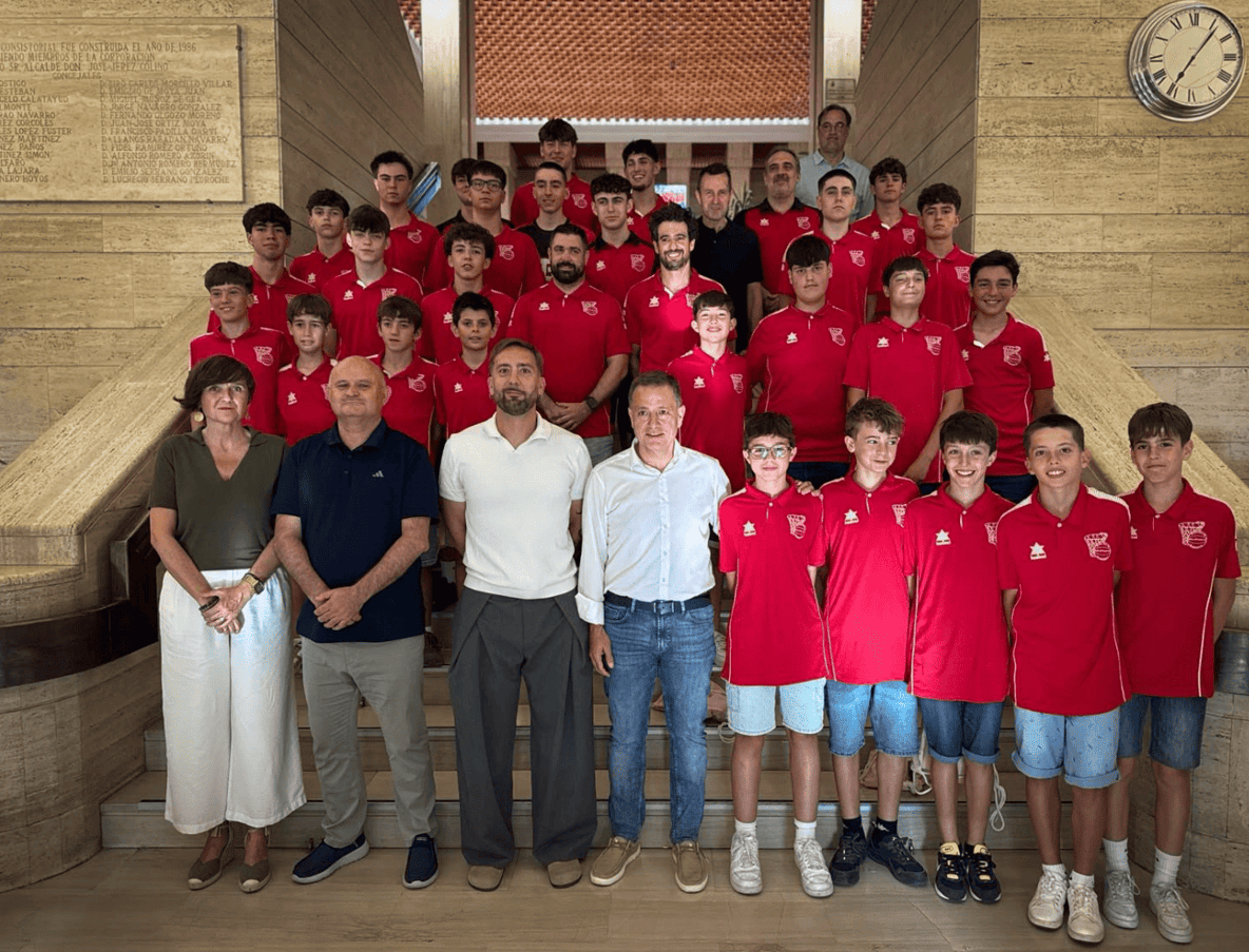 El alcalde Manuel Serrano y el concejal Francisco Villaescusa con las jugadoras del Club Baloncesto Albacete Ajusa en el Salón de Plenos del Ayuntamiento de Albacete