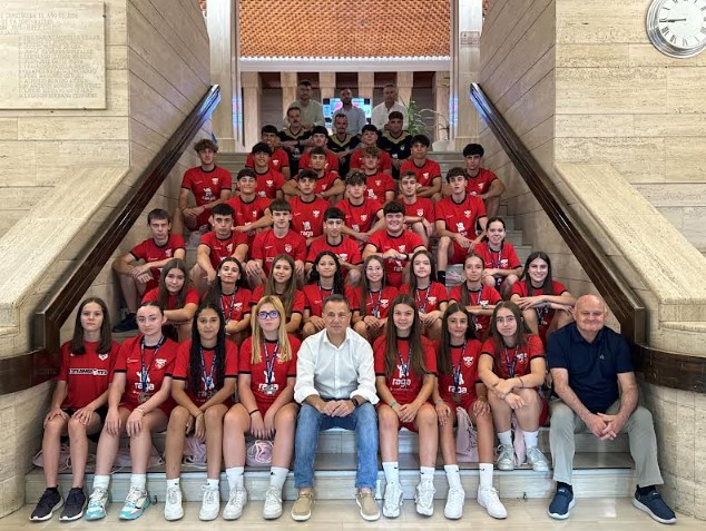 Manuel Serrano y Francisco Villaescusa con jugadores de la Balompédica Albacete en el Salón de Plenos del Ayuntamiento