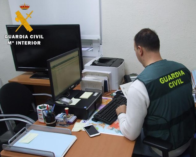 Agentes de la Guardia Civil realizando una investigación informática por ciberviolencia de género en Albacete