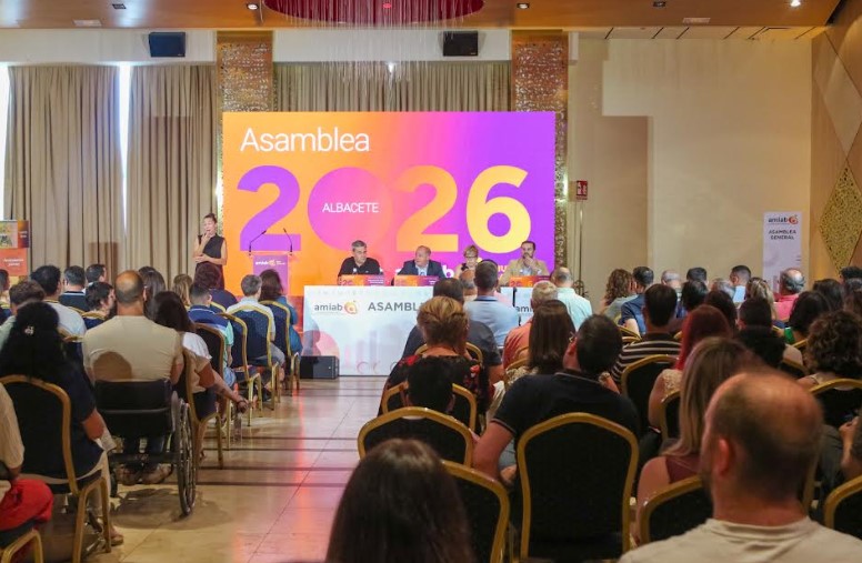 Imagen de la Asamblea General de amiab en el Hotel Palacio Albacete con Emilio Sáez, Patricia Franco y autoridades