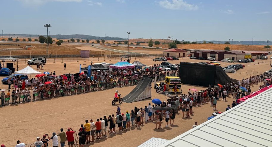 Imagen del Circuito de Velocidad de Albacete durante el evento 2Fast2Events con público en las gradas y vehículos en pista