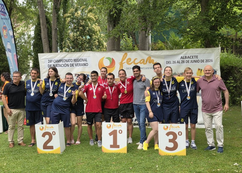 José González durante la clausura del Campeonato Regional de Natación de FECAM en la piscina Carlos Belmonte de Albacete