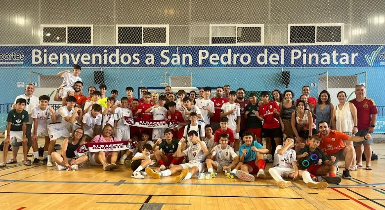 Equipo infantil del Albacete Fútbol Sala celebrando el campeonato de la Costa Cálida Cup
