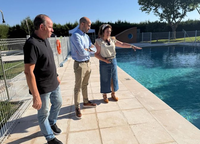 Fran Valera, vicepresidente de la Diputación, visitando la piscina municipal reformada de Navas de Jorquera