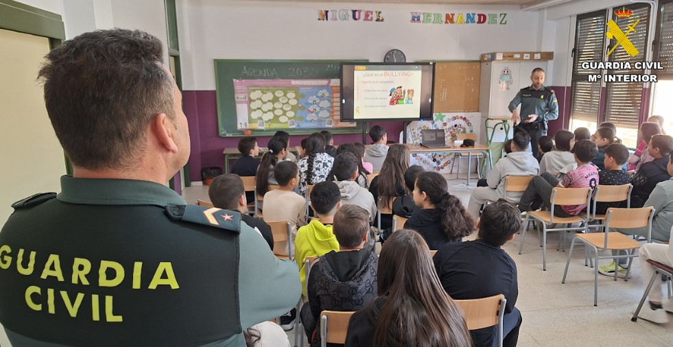 Agentes de la Guardia Civil durante una exhibición del Plan Director en un centro escolar de Albacete